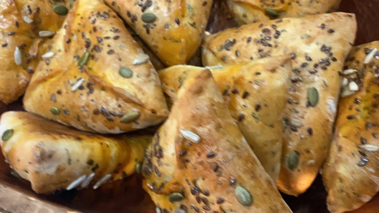 خبيزات على شكل مثلثات بعجينة خيالية من اروع ما يكون,ذوق راقي#des losanges farcis une tuerie au goût.