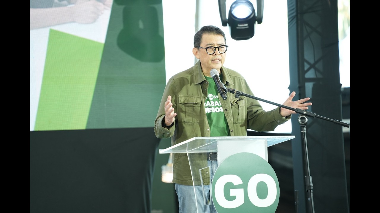 Джои Консепсьон, основатель Go Negosyo, выступает со своим посланием на презентации Trabaho в Негосё