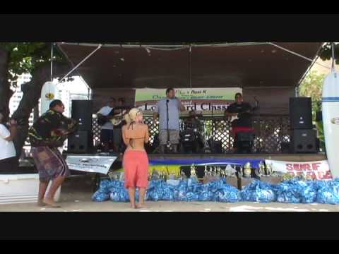 An Den performing "The Harder They Come Medley (pt. 2)" on Waikiki Beach