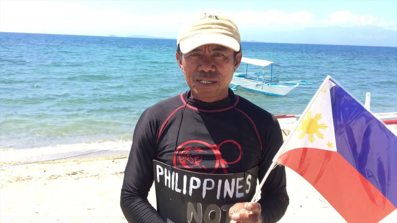 Fisherman raises PH flag to oppose Chinese vessel in Batangas