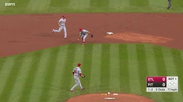 STL@PIT: Wong barehands chopper, throws for the out