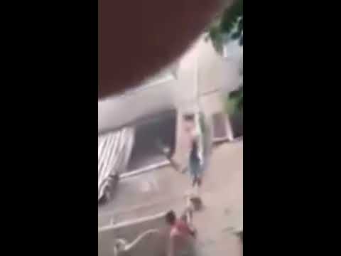 شاب يطلع على المواسير وينقذ 3 اطفال من الحريق بشقة فى الزاوية الحمراء 