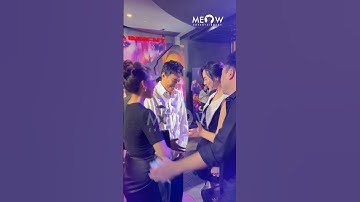 Vợ chồng Đinh Ngọc Diệp - Victor Vũ tay bắt mặt mừng khi gặp Kiều Minh Tuấn - Thu Trang