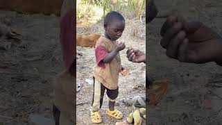 african father child eating foof #food #africa #africalifestyles