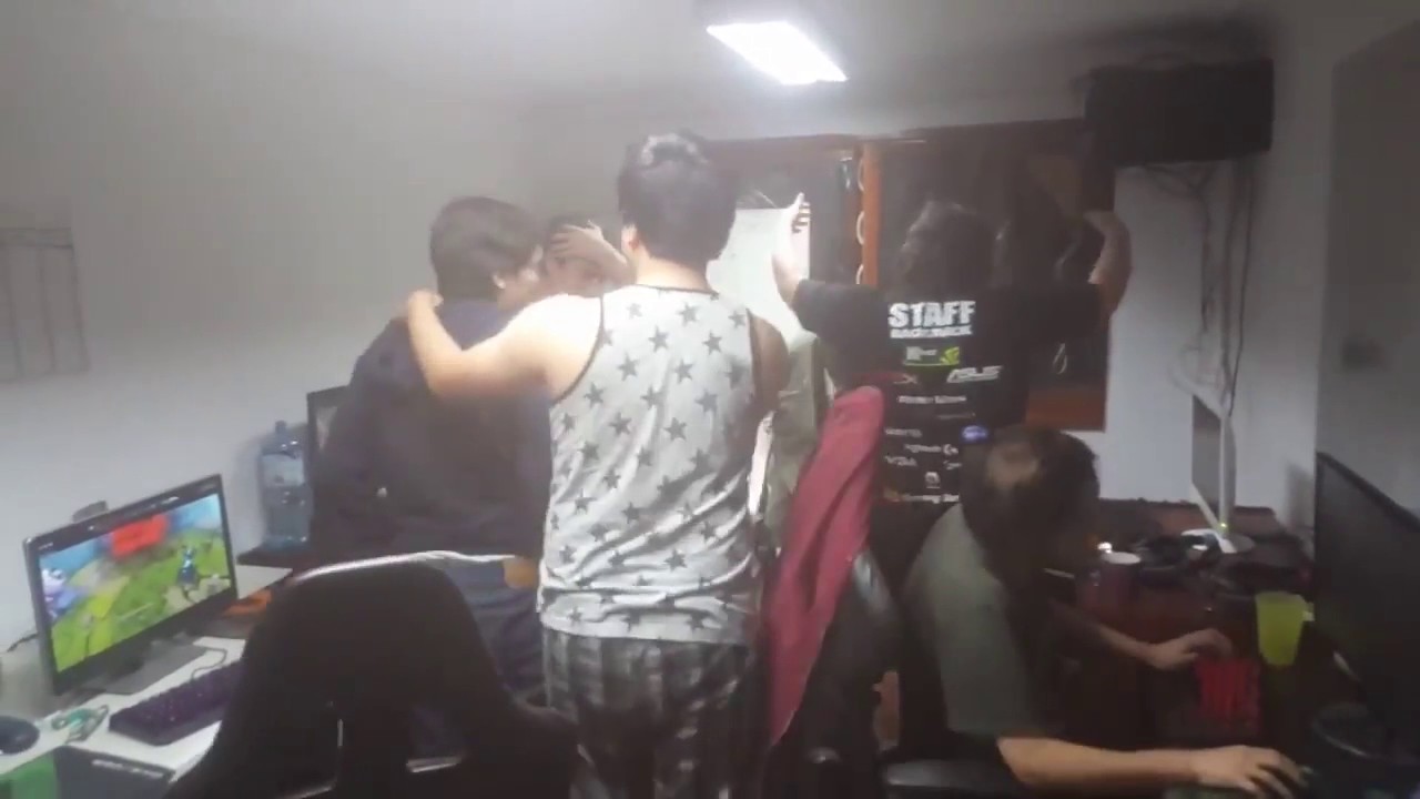 celebración del team  infamous  cachame timadula :v