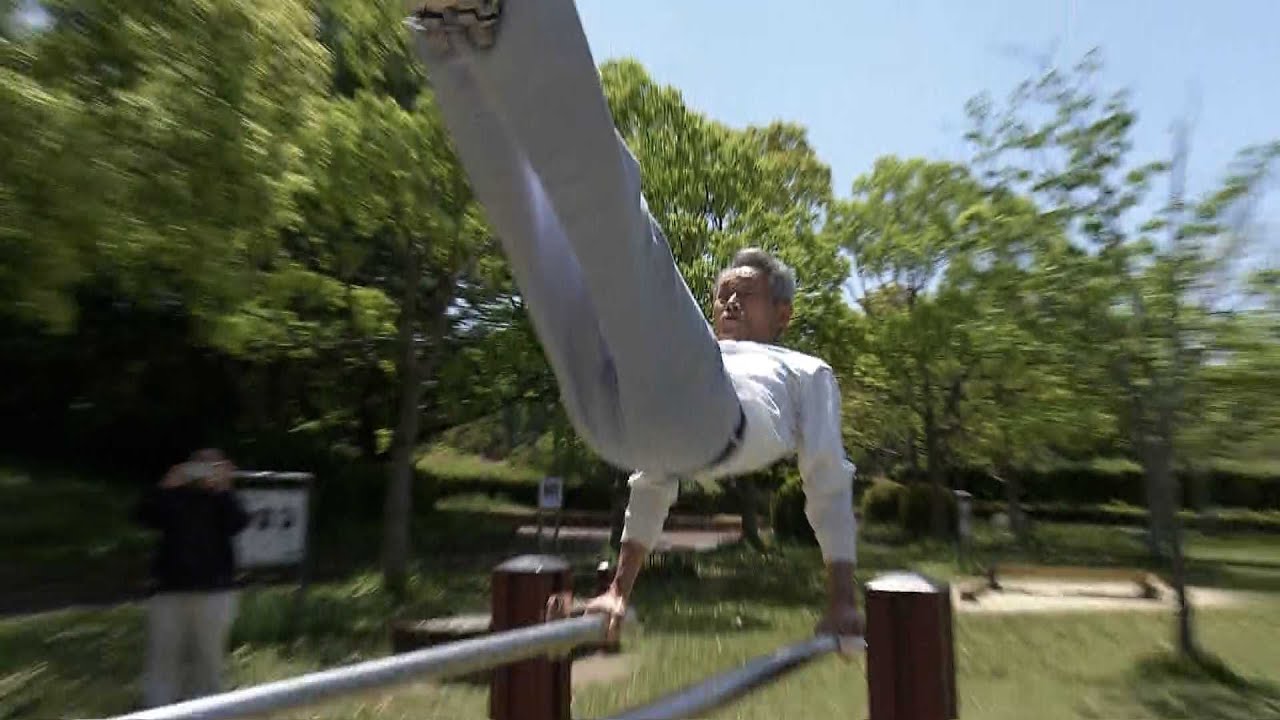 宙返り・連続回転・・子供たちの人気者！”鉄棒おじいちゃん”公園でスゴ
