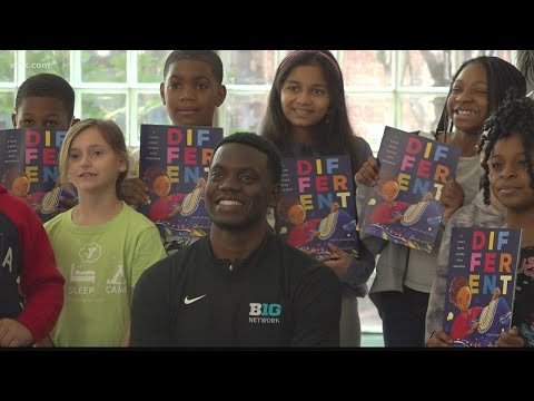 Chris Singleton visits a South Carolina elementary school to read his children's book