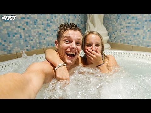 NAAKT IN DE SAUNA! - ENZOKNOL VLOG #1257