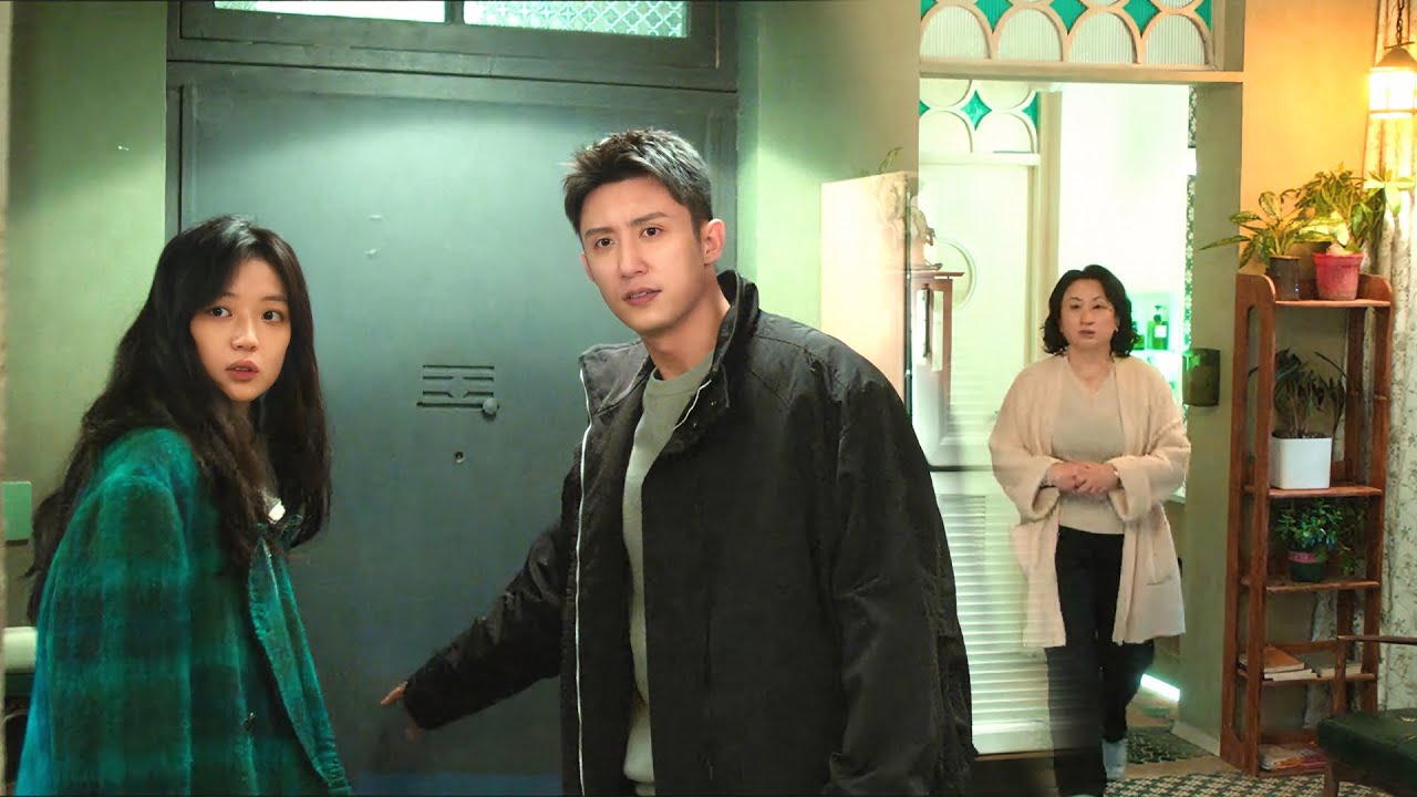 灰姑娘與霸總在家門口甜蜜擁吻被母親撞見，兩人尷尬不已，紅著臉被母親調侃！#冬至 #黄景瑜 #孙千 #霸总 #爱情