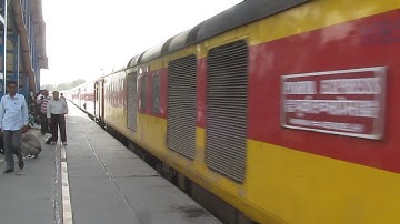 12304 Poorva Express (via Patna) crossing Tilak Bridge !!