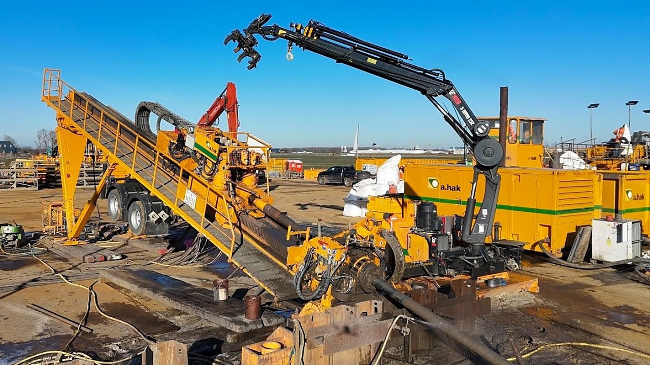 HDPE mantelbuizen 20 Mtr. de grond in na het aan elkaar lassen door Korte Dienstverlening.
