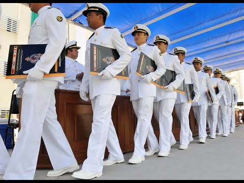 Морнарички пилот и инжењер церемоније дипломирања Трговачке Наутичке академије Националне морнарице