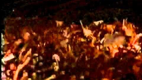 Axl rose Tries to sing Welcome to the Jungle Drunk