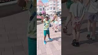 Disnelyland 2025 Lentrée Du Grand Parc