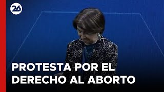la-ministra-de-familia-italiana-abandona-acto-por-una-protesta-por-el-derecho-al-aborto