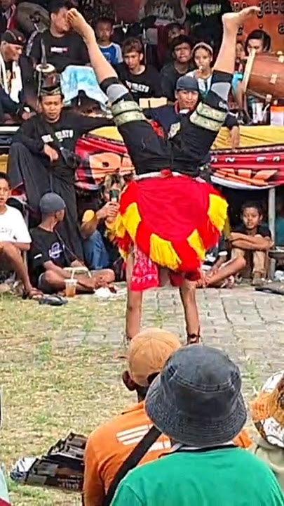 aksi memukau kayang salto pemain jaranan #jaranan #salto #jarananndadi #shorts #viral #trending #fyp