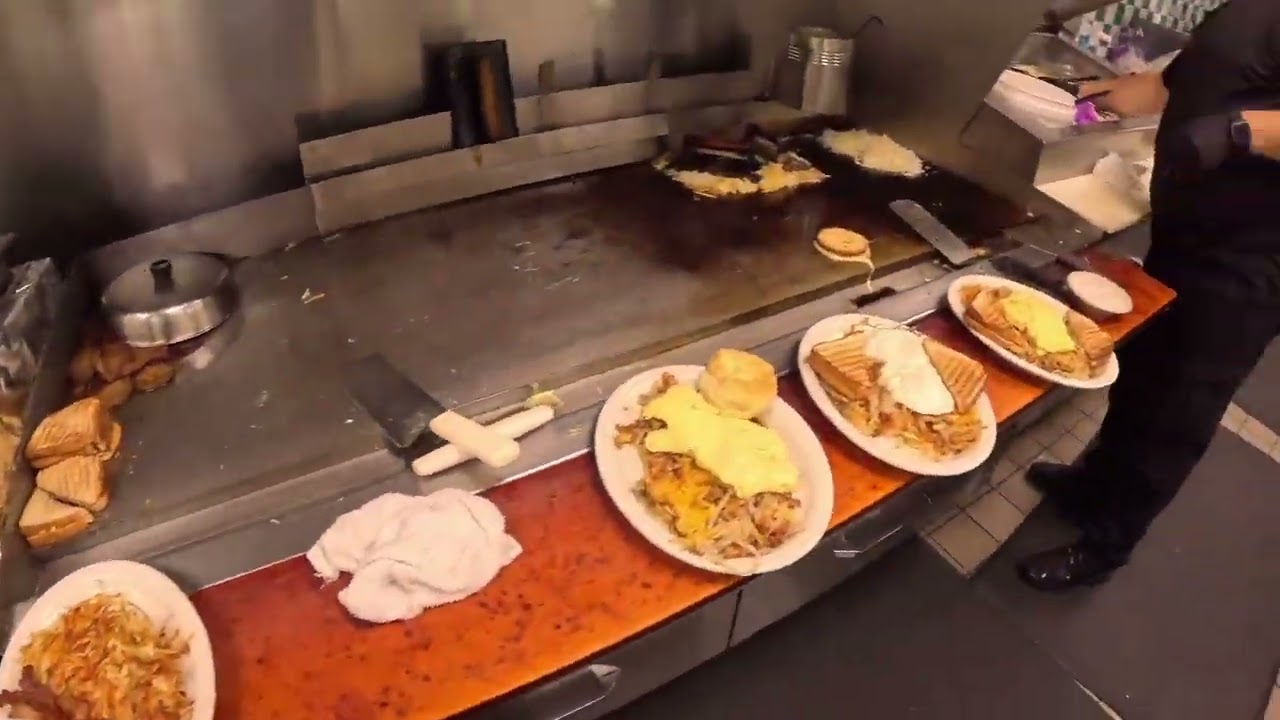 Вид от первого лица: Внутри кухни, где подают южные завтраки 🔥