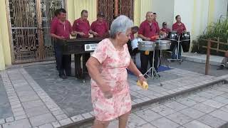 Doña Doña Olga bailando con la Marimba USULA Municipal Resimi