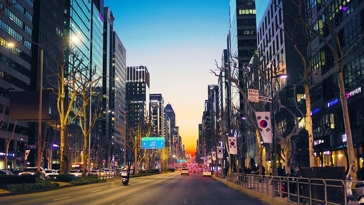 Building in SEOUL - 강남 테헤란로 퇴근길 사람들과 저녁 야경. 코엑스 전광판, 서울여행워커, Seoul Trip ...