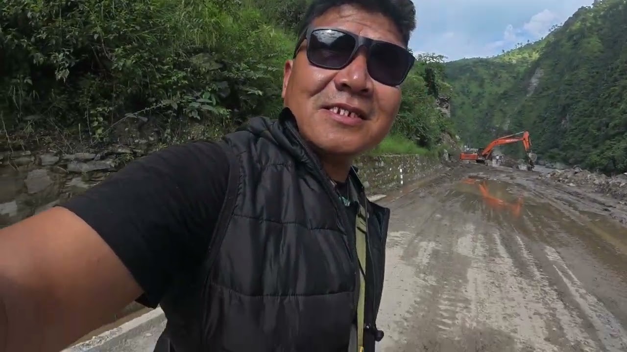 मंडी से कुल्लू जाने वाले रास्ता खुल चुका है, लेकिन मैं पैदल जा रहा हूं दो किलोमीटर!