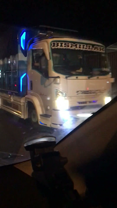 Keren banget 🤩 truk tulisan bismillah, lampu biru antar barang di malam hari #truck #shorts #truk