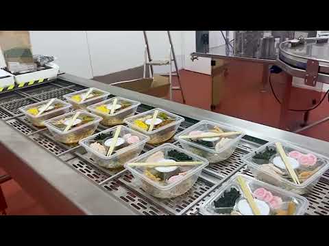 Confezionamento insalate pronte su termosigillatrice automatica ReeMatic 150 thumbnail