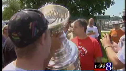 Bylsma brings Stanley Cup to G. Haven