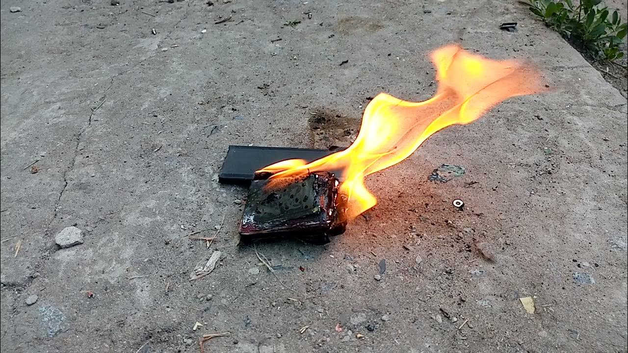 Акб 190 взорвался. Взорвался аккумулятор. Взорвался автомобильный аккумулятор. Короткое замыкание акб. Сгоревший электросамокат.