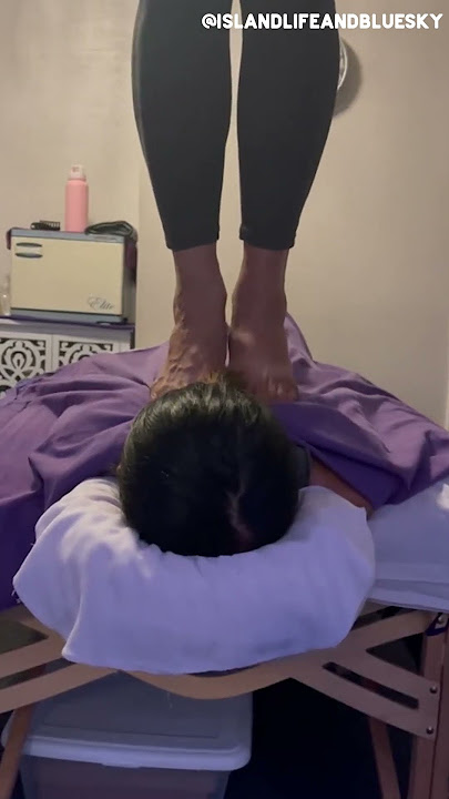 Massage with Feet   Cracking