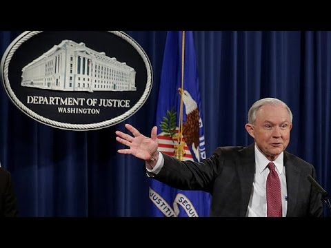 Vídeo: O quão rico é Jeff Sessions, o Procurador-Geral dos EUA? Wiki: patrimônio líquido, esposa