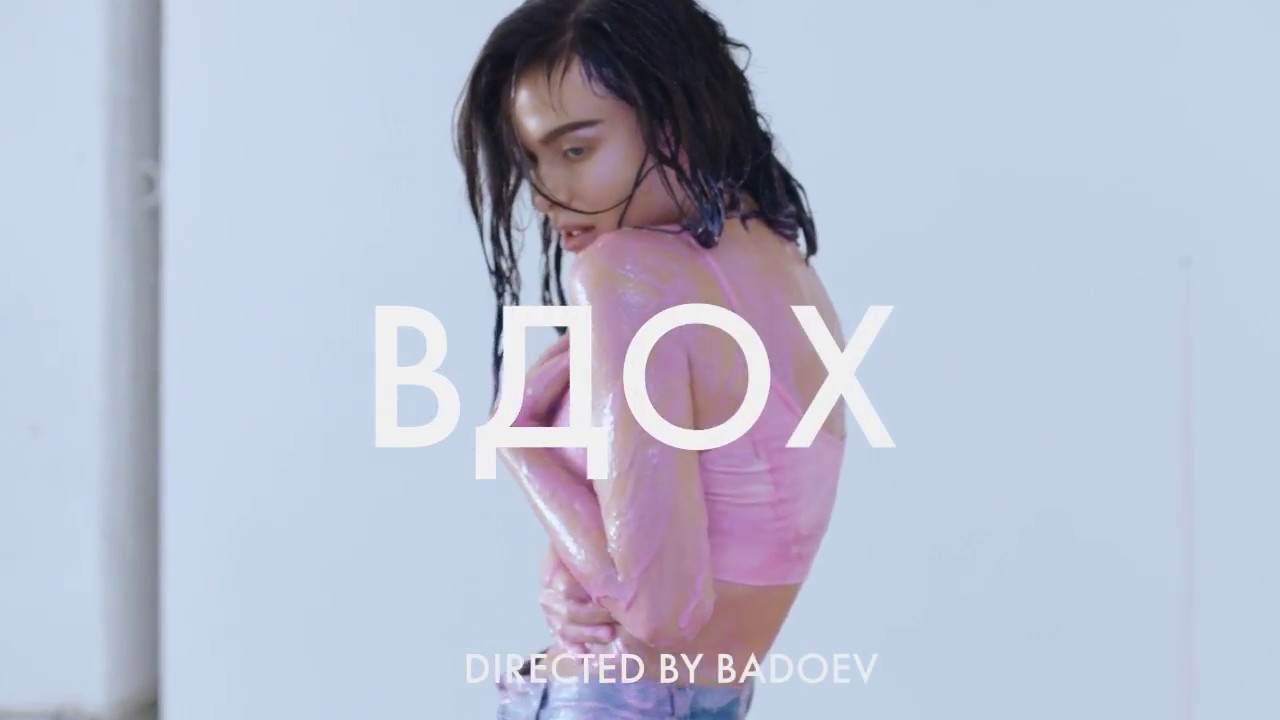 Yosh birodar va opa-singilning bir-birlariga mushuklarini korsatayotgan onlayn porno videosi