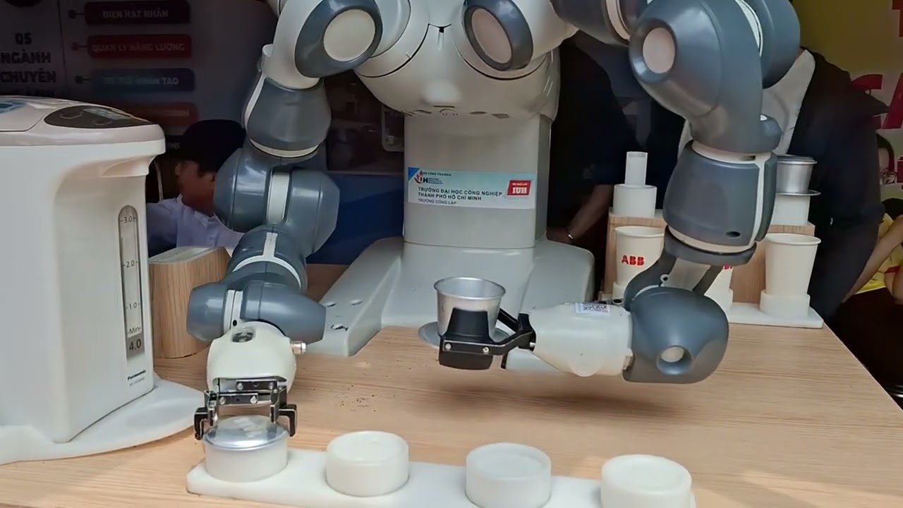 Robot ABB Yumi pha cafe