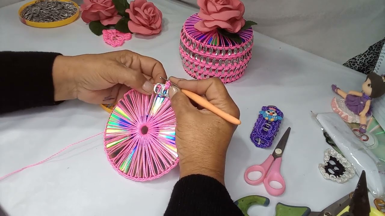 Caixa redonda feita com lacres e crochê