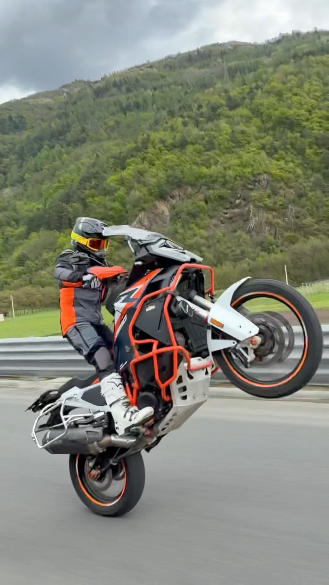 みるきい Ktm 1390 Super Adventure R wheelie | Zolati Rider 🇮🇹 - YouTube