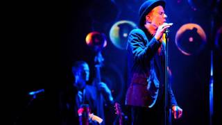 Tom Waits - Dirt in the ground (Glitter and Doom live)