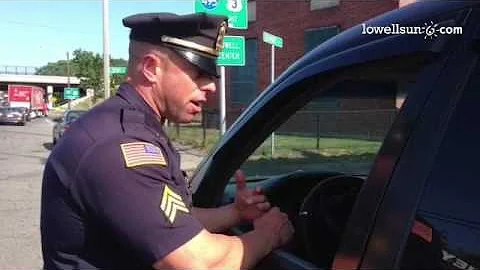 .@LowellPD Sgt Chuck Pappas  stops driver for text...
