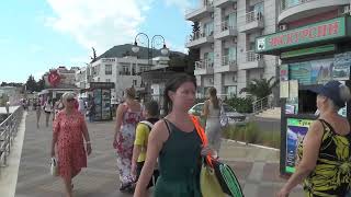 Алушта -  курортный  город  на  южном  побережье  Крыма.