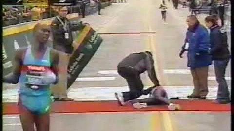 CHERUIYOT wins & falls @ 2006 CHICAGO MARATHON