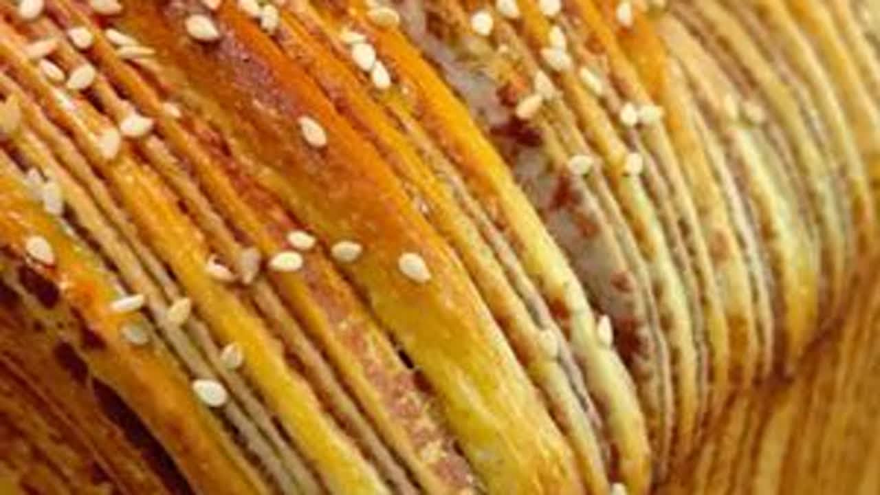 经典「豆沙千层吐司」口感细腻柔软，一次发酵！ 材料如下：主面团：高筋面粉280g  盐3g  耐高糖干酵母 4g细砂糖20g  奶粉15g  鸡蛋1个 冰牛奶165g  无盐黄油25g...