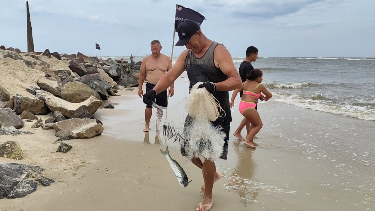 Pescarias de tarrafas, 24-01-25, pouco peixe, muitos pescadores, Molhes de Imbé, RS. 