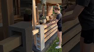 Concrete blocks + wooden beams = a stylish modern railing with a unique look. #diy #concreteblocks