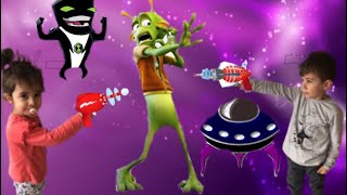 شفا خافت من الكائن الفضائي !!! Hira & Giray pretend play with Alien