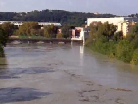 Piena del Tevere a Ponte Milvio 14-11-2012.3gp