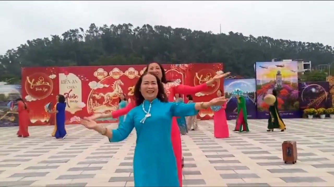 CLB Dân vũ Hồ Hạnh Phúc - Kiến An mừng ngày 8/3.