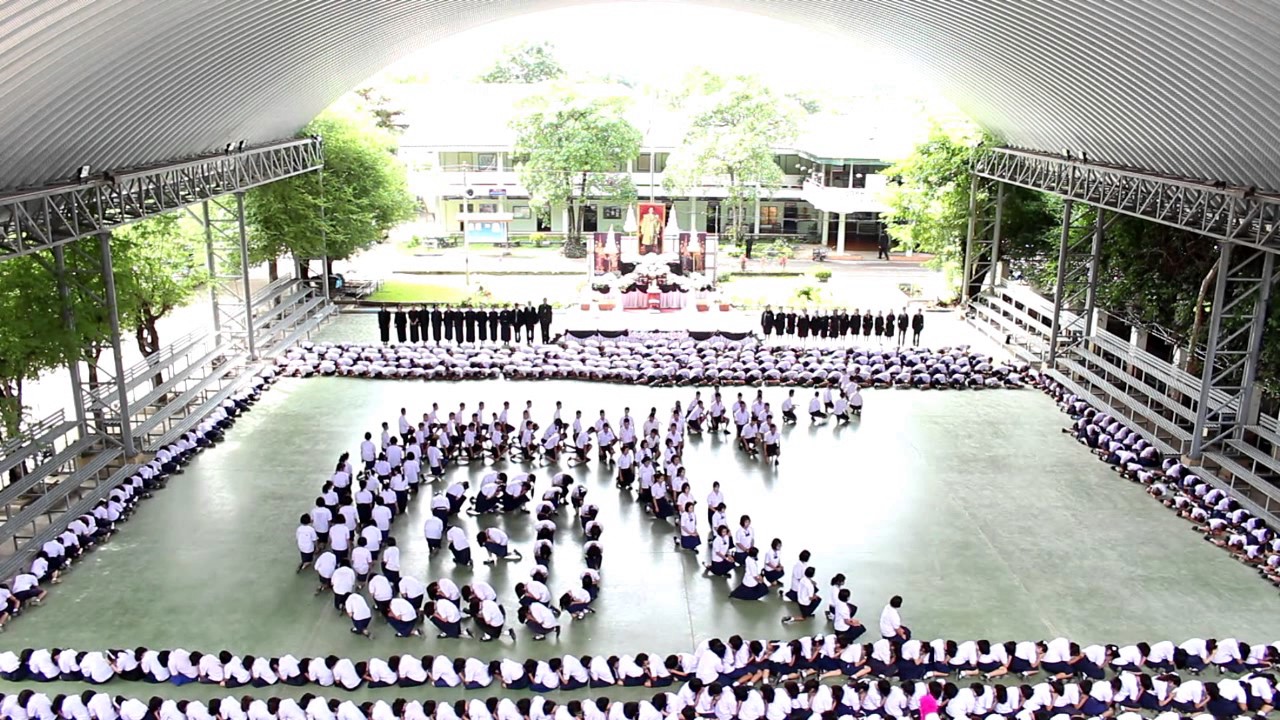 โรงเรียนศึกษาสงเคราะห์จิตต์อารีฯ แปรอักษร แสดงความอาลัยในหลวง ร.๙