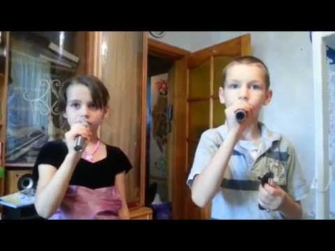 Дети поют дома,