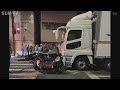 トラックが車列に突っ込み1人死亡5人重軽傷　尼崎の県道交差点