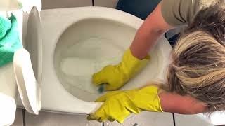 RING AROUND TOILET?? How to clean it off⚡