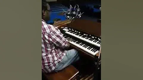 Royce Mosley - playing the Hammond Organ DETROIT s...