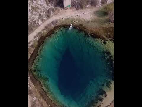 Videó: Milyen mély a fekete tó?